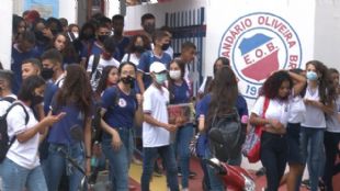  Estudante retornam 100% s escolas e secretrio Jernimo participa de lanamento de livro.